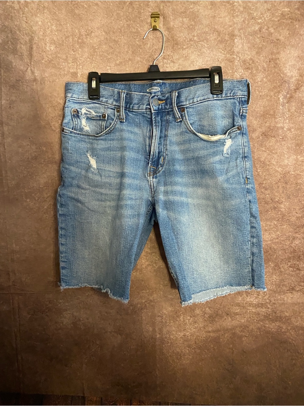 Old Navy~slim fit distressed cut off jean shorts~men’s size 32”~EUC